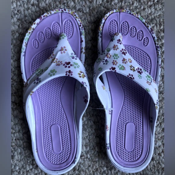 NWT Walking Paws Flip Flops w/ colorful paw prints Size 8 - Picture 6 of 6